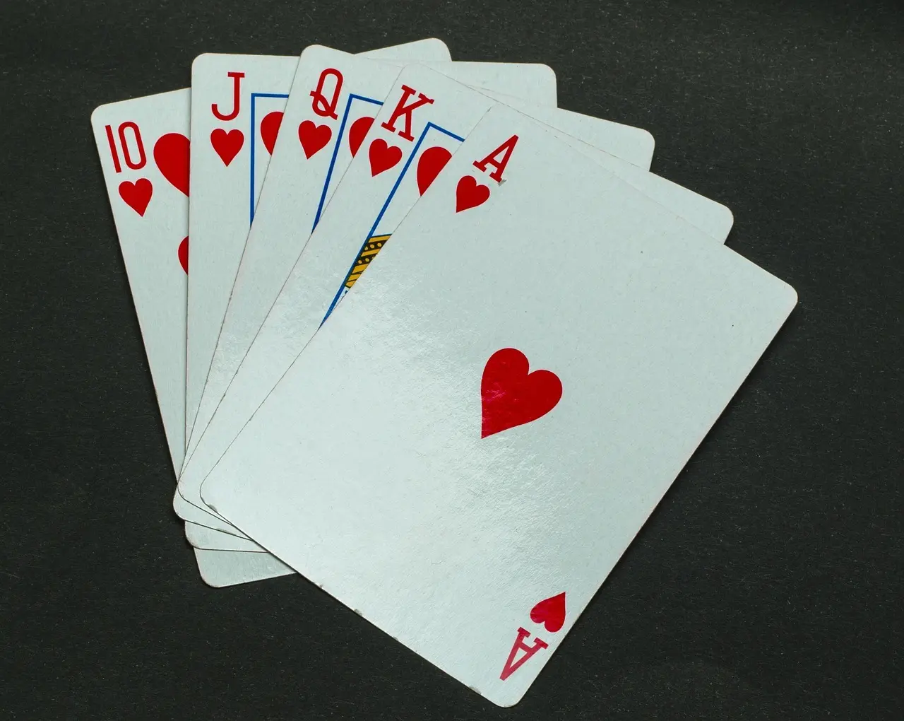 Royal flush i hjärter: tio, knekt, dam, kung och ess