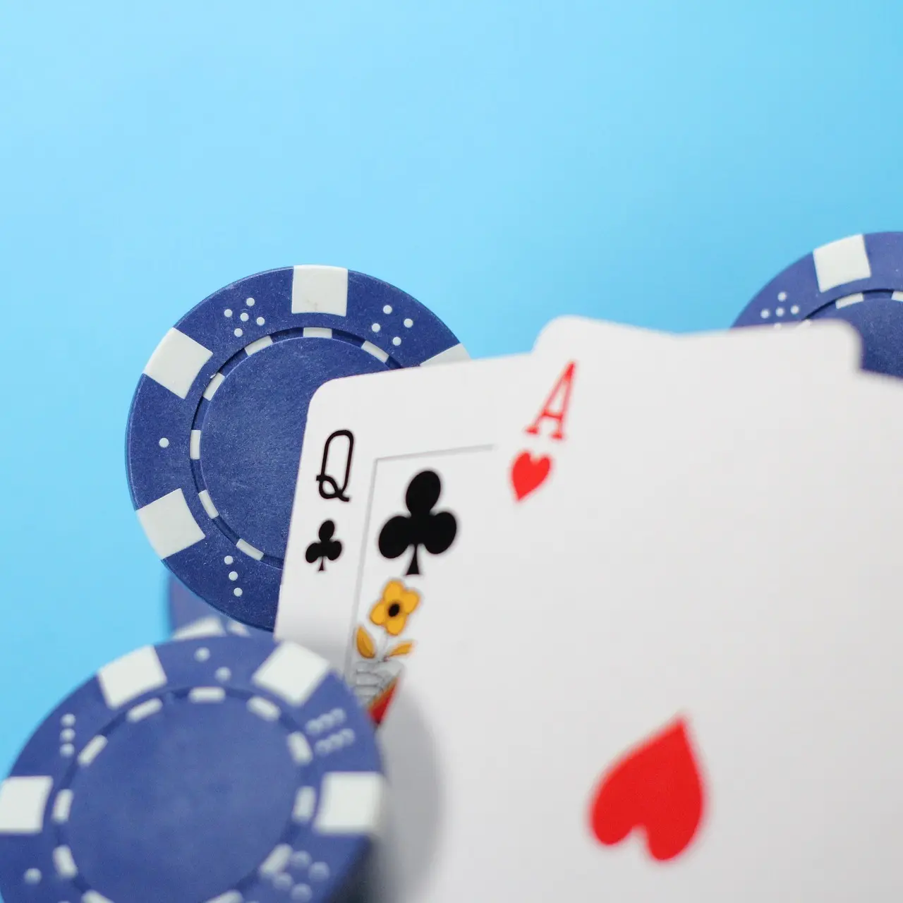 Ess, dam och pokermarker på ett bord